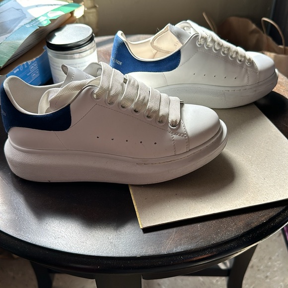 Lightly worn, worn once and never wore again. No box just the sneakers.Authentic - Picture 5 of 9